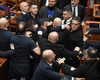 Бросали предметы и срывали микрофоны: в парламенте Албании произошла массовая потасовка между депутатами