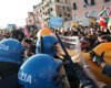 "Нет места миллиардерам": в Венеции яхту посла США забросали надувными крабами (видео)