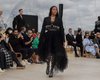 Наоми Кэмпбелл вышла на крышу автостоянки в показе Alexander McQueen