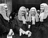 Адвокатам в суде Британии разрешили не носить парики и мантии