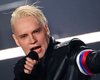 Співак Shaman перехрестився перед своїми портретами: кадр з улюбленцем Путіна потрапив на камеру