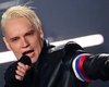 Певец Shaman перекрестился перед своими портретами: кадр с любимцем Путина попал на камеру