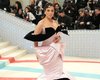 Модель plus-size Эшли Грэм появилась на Met Gala в черно-розовом наряде