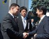 Абэ пригласил Гройсмана посетить Японию