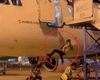 Мужчина выпал из самолета Airbus A320, когда убирали трап (видео)