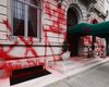 Здание консульства РФ в Нью-Йорке облили красной краской (видео)