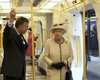 Королева Елизавета II проехалась в лондонском метро