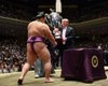 Дональд Трамп вручил 30-килограммовый кубок победителю турнира по сумо