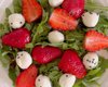 Лето на столе: рецепт легкого салата с клубникой и моцареллой