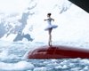 "Краще, ніж ШІ": балерина станцювала на носі криголама в Антарктиді (відео)