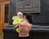 Активистка Femen устроила обнаженную акцию у ОП из-за воинского учета для женщин (фото)