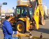 Работники киевского водоканала открывают пиво ковшом экскаватора