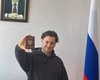 На фоне портрета Путина: украинский продюсер Юрий Бардаш получил паспорт РФ (фото)