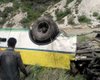 В Индии школьный автобус упал в ущелье, - СМИ