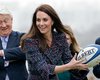 Кейт Миддлтон в спортивных леггинсах и водолазке показала навыки владения мячом (видео)
