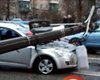 В Киеве на машину во время движения рухнул столб