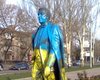В Донецке неизвестные покрасили памятник Кобзону в цвета флага Украины