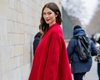 Вся в красном и с яркими губами: Карли Клосс посетила показ Dior