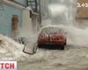В центре Киева снежная глыба раздавила Мазду