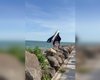 В Одессе мужчина выловил российский дрон из моря голыми руками (видео)