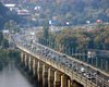 В Киеве до конца лета ограничили движение по мосту Патона