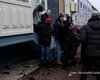Во Франции антивакцинаторы забросали водорослями соратника Макрона (видео)