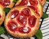 Ватрушки с клубникой: рецепт вкусной сезоной выпечки