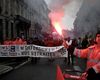 Горящие автомобили и стычки с полицией: в Париже проходят массовые протесты (видео)