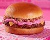 "Не пластиковый": популярная сеть фастфуда представила розовый бургер в стиле Барби (видео)