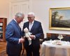 Для внука: Президент Германии передал принцу Чарльзу плюшевого мишку
