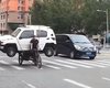 Китаєць показав, як перевозити автомобіль на велосипеді (відео)