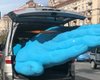 В центре Киева демонтировали гигантскую синюю руку