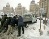 Киевляне оставляют машины на дорогах из-за гололедицы
