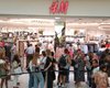 Москвичи стояли в очередях часами, чтобы попасть в магазины H&M