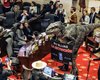 Призывал не вымирать: в парламенте Колумбии выступил динозавр (фото)