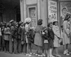 "Мальчик с iPad" на снимке 1941 года взбудоражил интернет: что на самом деле было у него в руках