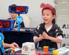 Быстрее, чем вы успеете моргнуть: 6-летняя девочка собрала кубик Рубика за рекордное время