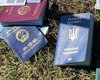 Українські паспорти на кордоні США: конгресмен показав підроблені документи, — джерело (фото)