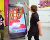 В карман не спрячешь: инженеры собрали самый большой в мире iPhone (видео)