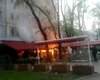 Пожар охватил здание ресторана и отеля в Одессе, люди оказались в ловушке (фото и видео)