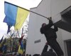 Пикетирующие майдановцы повесили флаг Украины на здание МВД