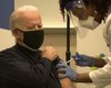"Здесь не о чем волноваться". Байден привился вакциной "Pfizer" в прямом эфире