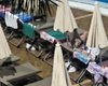 Сонячні лежаки вночі: відпочивальники розв'язали справжню війну за місця біля басейну (відео)