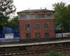 Можно наблюдать за поездами: в Британии продают трехэтажный дом на железнодорожной платформе