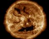 На Сонці з'явилася моторошна посмішка: з гігантського "рота" вирвалася геомагнітна буря (фото)