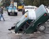 Возле столицы автомобиль провалился под асфальт