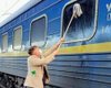 "Непросто, але треба робити": іноземець вимив брудне вікно поїзда Укрзалізниці (фото)