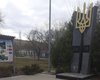 В Енергодарі окупанти руйнують пам'ятник героям України та спалюють прапори (фото)