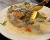 Вишукана вечеря: рецепт курки по-французьки у винно-вершковому соусі