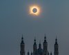Сразу два черных солнца: в NASA показали самое красивое фото солнечного затмения